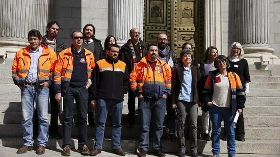 Diputados de Podemos junto a un grupo de trabajadores de la mina Aguablanca:: 