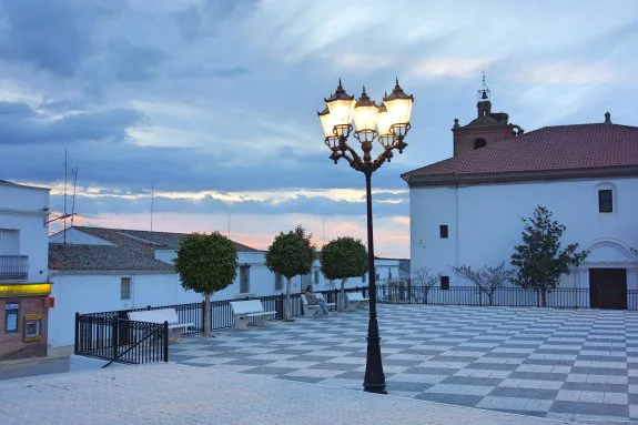 Plaza principal de Maguilla, con el ayuntamiento y la iglesia. :: E.R.