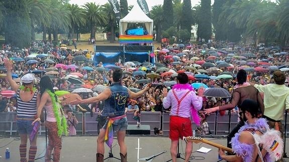 Miles de personas disfrutaron el año pasado de la fiesta de Los Palomos:: HOY