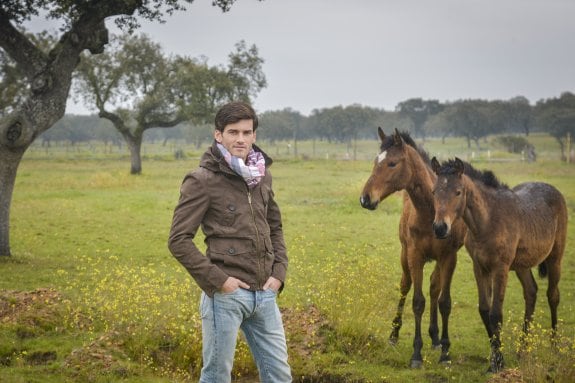 José Garrido posa en la dehesa junto a dos caballos. El acoso y derribo es otra de sus pasiones. :: j.v.a.