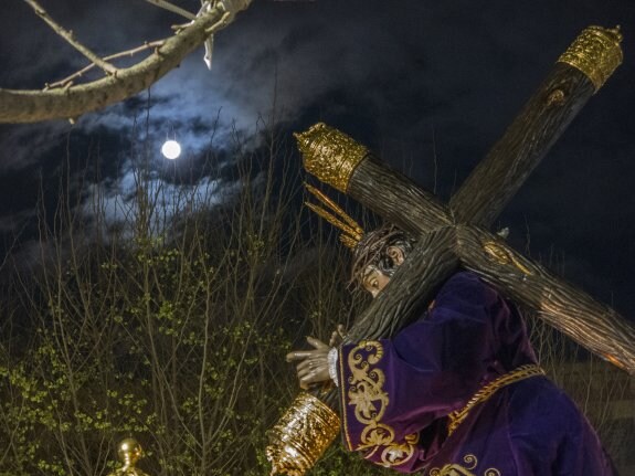 El Cristo de la Espina, en su procesión del martes, bajo una intensa luna. :: pakopí