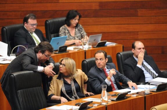 El presidente de la Junta, Fernández Vara, charla con la portavoz del PP, Cristina Teniente. :: brígido