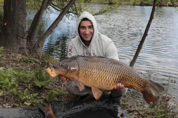 David Sánchez, con el ejemplar de 15 kilos pescado ayer. :: andy solé