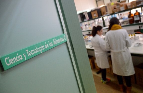 Alumnos de Ciencia y Tecnología de los Alimentos en la Escuela de Ingenierías Agrarias en Badajoz. :: C.  M.