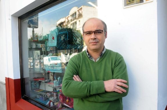 Carlos Cascón, en su negocio de Mérida. :: Brígido