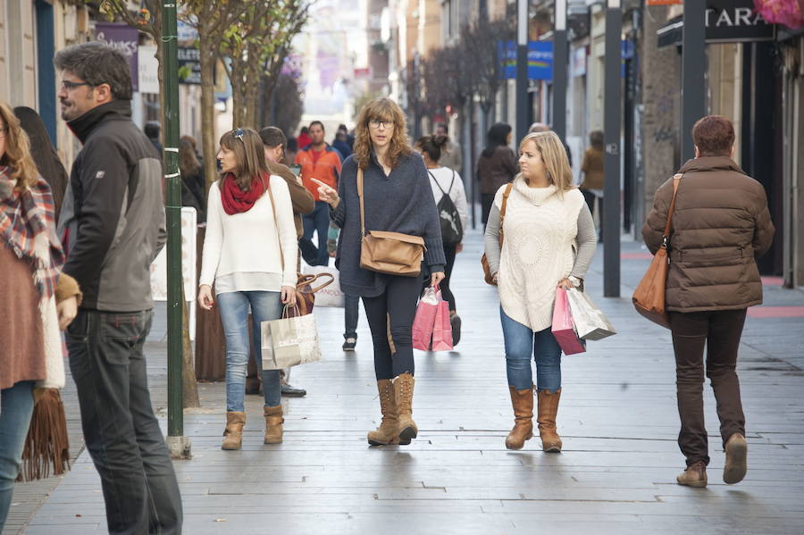 Clientes comprando en Menacho un domingo de diciembre. :: hoy