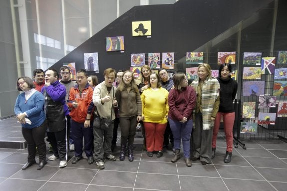 Down Cáceres organiza talleres de pintura para jóvenes cuya muestra se puede ver en el ECJ. :: l. cordero