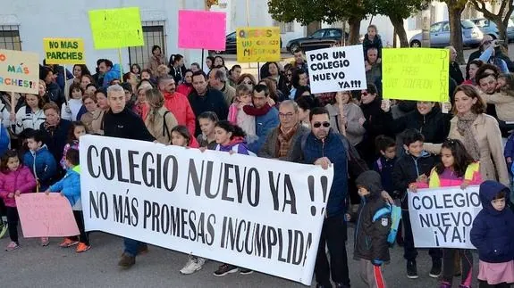 Unas 300 personas se manifiestan para pedir un colegio nuevo en Gévora