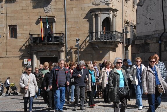 Un grupo de turistas durante su visita al casco histórico placentino esta Semana Santa. :: d. palma