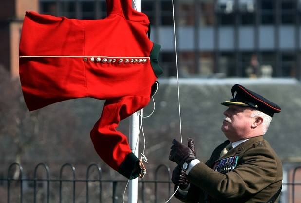 Izado de la casaca roja del ejército británico en Nottingham, el 6 de abril de 2015. :: nottingham post