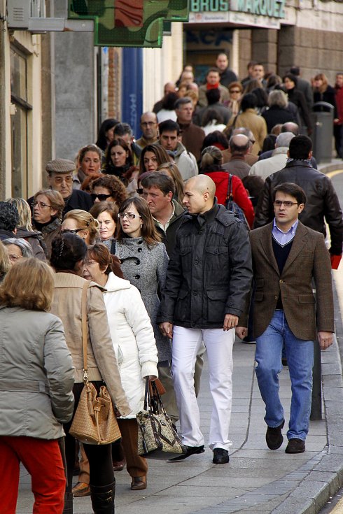 Calle de San Antón, con las aceras llenas de cacereños. :: hoy