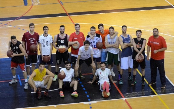 El BCB Grupo Preving, organizador de la 'Final Four', ayer en La Granadilla antes de entrenar. :: casimiro moreno