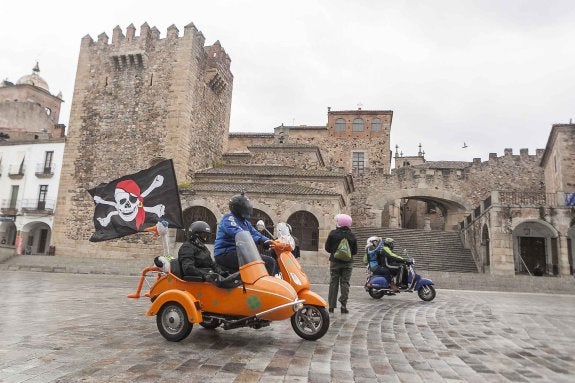 Una de las vespas, con sidecar, entra en la Plaza Mayor.