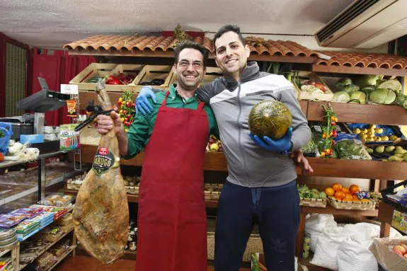 Sito, el charcutero, con un jamón y César, el frutero, con un melón. :: Armando Méndez