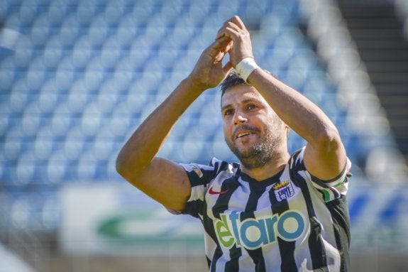 David Copito saluda a la afición del Nuevo Vivero tras hacer cinco goles la temporada pasada en el derbi ante el Deportivo. :: J. VICENTE ARNELAS