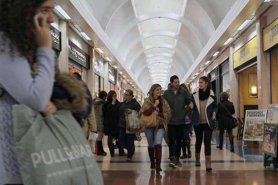 Clienes en el centro comercial Ruta de la Plata. :: hoy