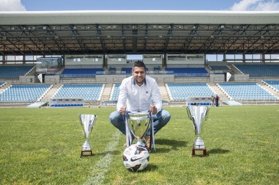 Copito posa con los trofeos de campeón de Primera Regional, Preferente y de la Copa Federación. :: J. V. ARNELAS