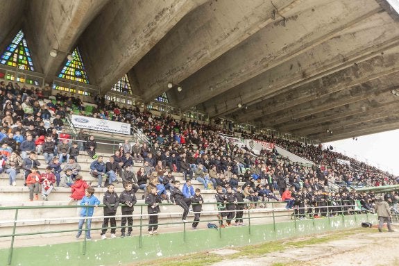 Aspecto de la grada de tribuna el pasado domingo. :: J. REY