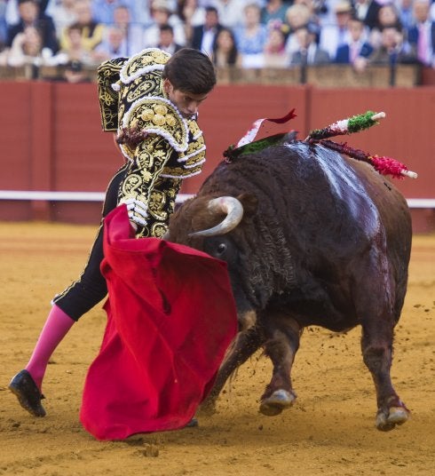 José Garrido con el tercero de la tarde, de Cuvillo. :: efe