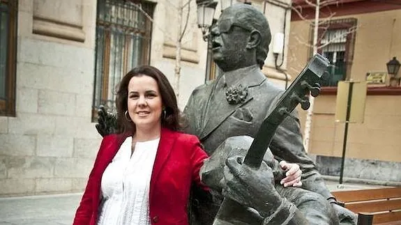 Esther Merino, cantaora, posa junto a la estatua de Porrina en la Plaza de la Soledad./ Pakopí./ HOY.es