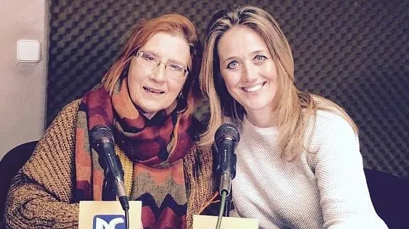 Carmen Heras y la periodista de Sol Radio, Sandra Moreno, tras la entrevista en la emisora.