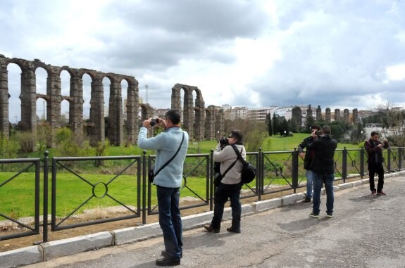 Visitantes en el Acueducto de los Milagros. :: Brígido