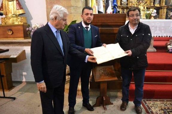 El duque de Alba, el alcalde de Madrigalejo y el presidente de la Junta de Extremadura sostienen en sus manos el facsímil del testamento. :: e.d.