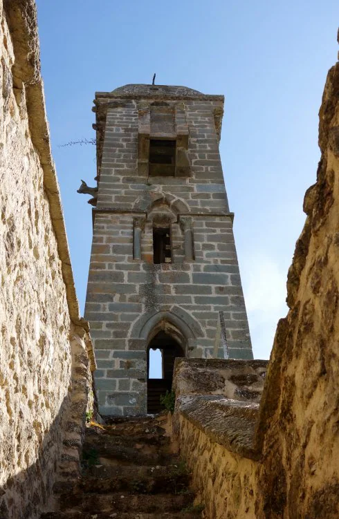 Mombuey, con su iglesia y torre románica. :: E.R.