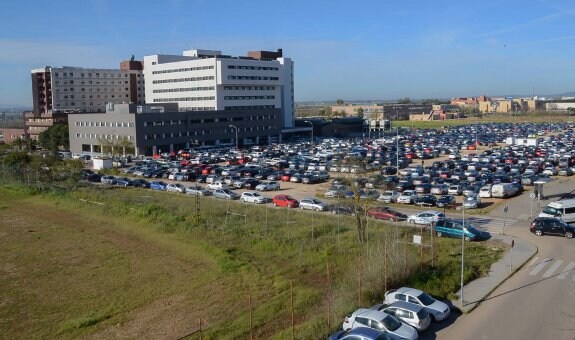 El aparcamiento donde se levantará la nueva facultad. ::