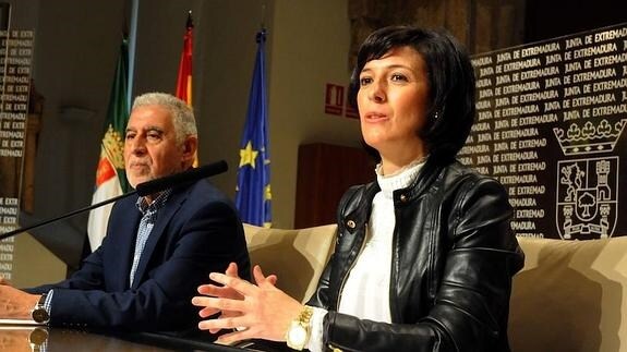 El secretario general de Educación, Rafael Rodríguez de la Cruz, y la consejera, Esther Gutiérrez.::BRÍGIDO