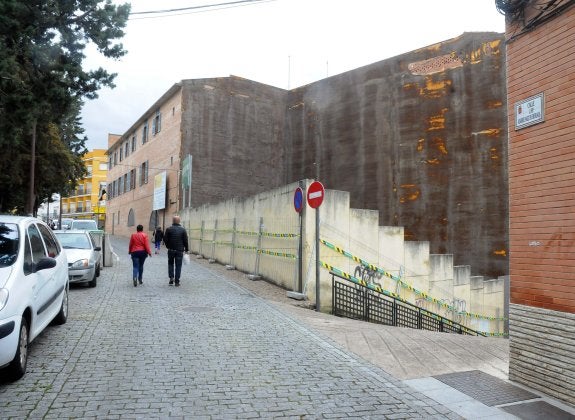 Solar vallado en la esquina donde se levantará el nuevo edificio del Museo. :: Brígido