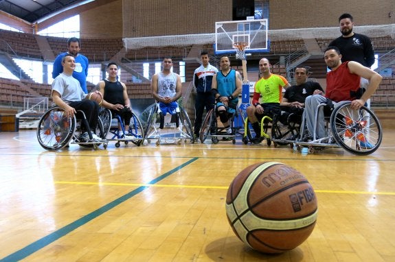 Los siete jugadores del Mideba que afrontarán desde este viernes la Eurocopa en Badajoz, ayer en La Granadilla antes de entrenar. :: pakopí