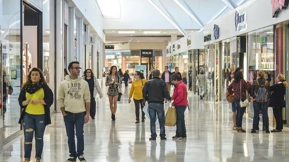 Imagen de archivo del interior de un centro comercial extremeño.