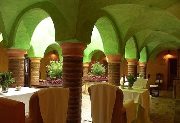 Antiguo claustro del Monasterio de Rocamador, habilitado para espacio de ocio dentro del hotel:: HOY