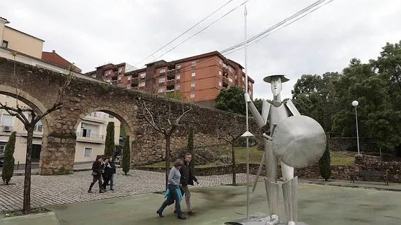 Escultura inaugurada en 2005 en Plasencia:: ANDY SOLÉ