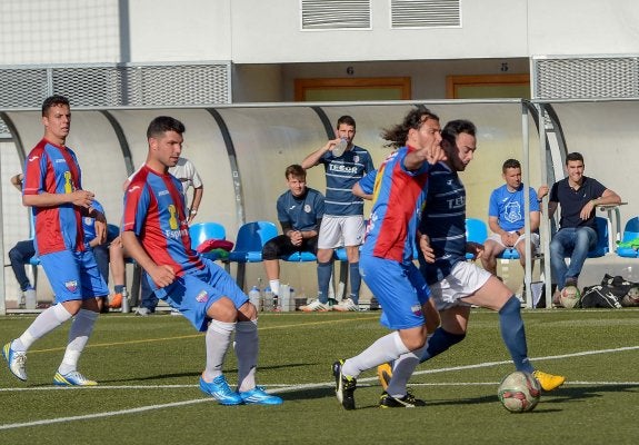 Curro disputa el balón con el pacense Javi Ramos. :: CASIMIRO MORENO