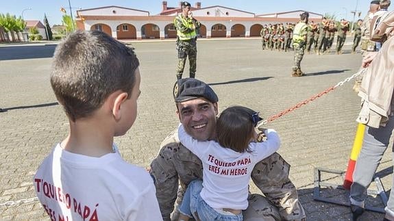 Regresan los primeros militares extremeños tras seis meses en una misión en Malí