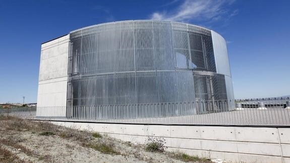 Zona interior del nuevo hospital cacereño, junto a la carretera N-521. :: armando méndez