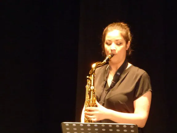 Rosa Rincón en plena actuación en el Teatro del Mercado. :: MAM