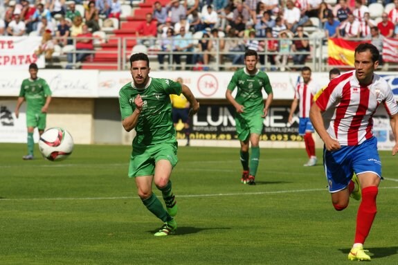 La primera Iván Pérez persigue el balón junto a un jugador del Algeciras. :: opta