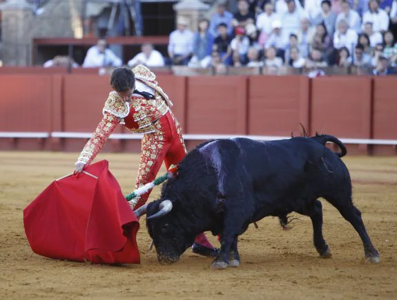 El extremeño Ginés Marín no obtuvo triunfo por sus dos faenas en La Maestranza de Sevilla. :: raúl doblado