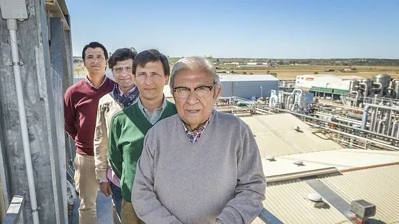 Manuel Vázquez, en primer plano, posa junto a sus hijos en la fábrica de Conesa