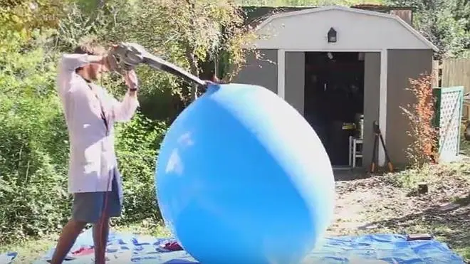 Así se ve una explosión de un globo gigante con una persona dentro en 'slow motion'