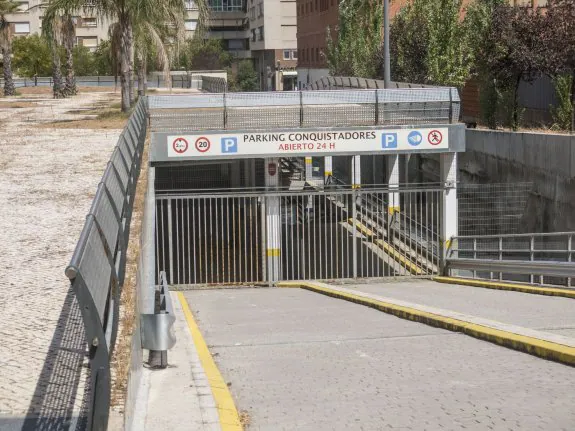 Acceso al aparcamiento de Conquistadores. :: hoy