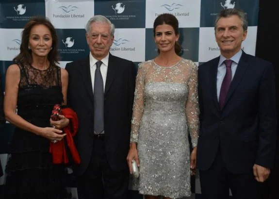 Isabel Preysler y Mario Vargas Llosa posan junto al presidente Mauricio Macri y su esposa, Jualiana Awada. :: AFP