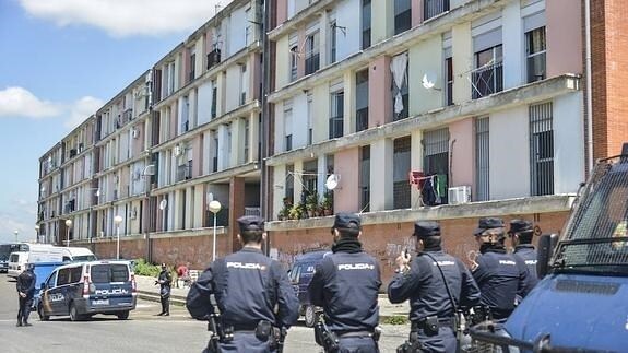 La Junta adjudica cinco pisos desalojados en Los Colorines a familias desfavorecidas