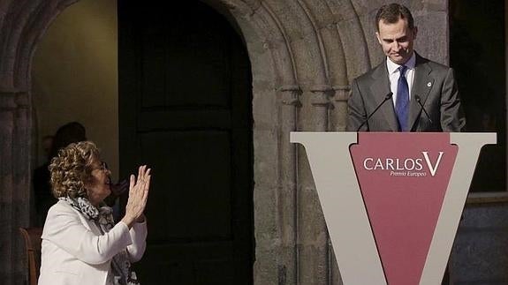 El rey Felipe VI pronuncia un discurso durante la entrega del X Premio Europeo Carlos V, concedido a la profesora Sofía Corradi (i), creadora del Programa Erasmus, en un acto celebrado hoy en el Monasterio de Yuste:: 