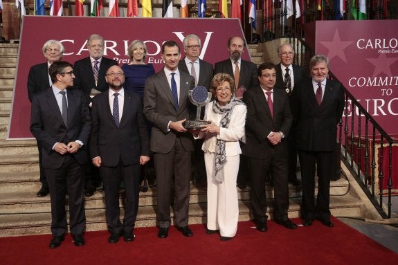 Abajo de izquierda a derecha, Patxi López, Martin Schulz, Felipe VI, Sofía Corradi, Guillermo Fernández Vara e Íñigo Méndez de Vigo. Arriba, Abram de Swaan, Juan Carlos Rodríguez Ibarra, Stefania Giannini, Eduardo Cabrita, Gustaaf Jannsens y Marcelino Oreja. :: andy solé