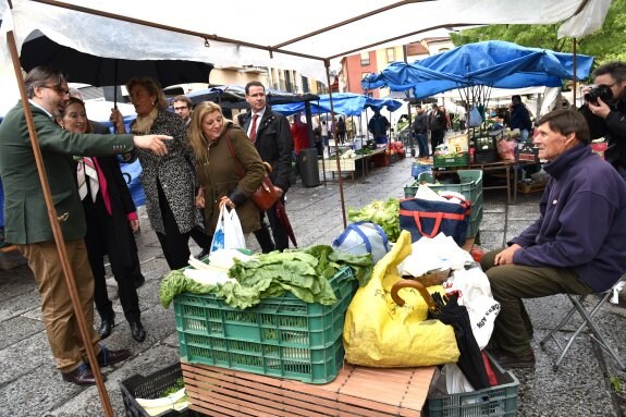 Pizarro muestra a Ana Pastor un puesto de verduras en el mercado del martes en la Plaza. :: david palma