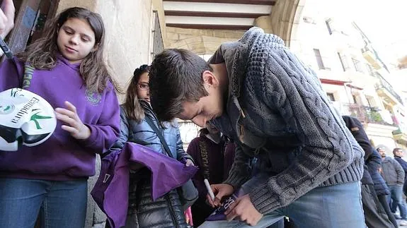 El nadador César Castro firmando autógrafos